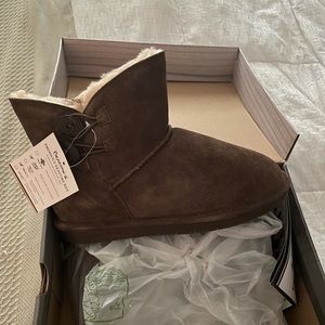 Woman’s bearpaw winter shoe